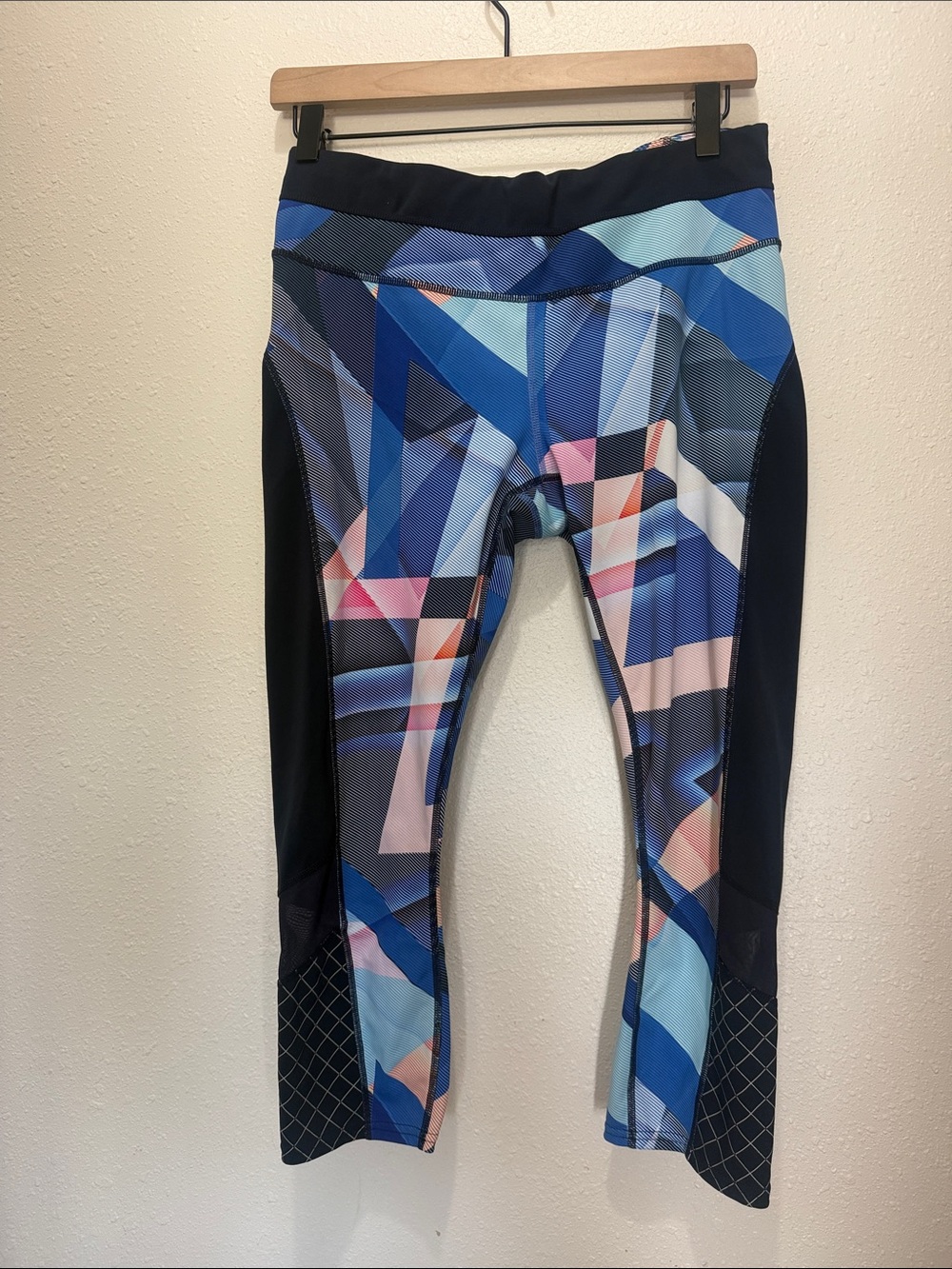 Athleta Multicolor Geometric Active Capri Leggings, Size M